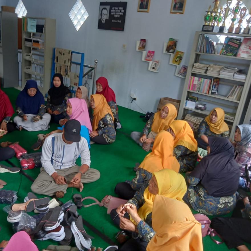 Pemkal Hargorejo Gandeng USEP KS Adakan Pelatihan Membuat Sepatu Rajut